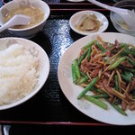 中華料理 万里 - 細切り半肉とニンニクの茎炒め定食