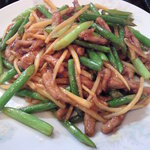 中華料理 万里 - 細切り半肉とニンニクの茎炒め