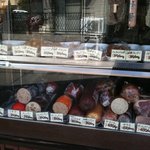 スモークハウス・テラ - 店外から見た肉製品ケース