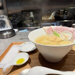 麺逢 KATAJIKENAI - 綺麗なしつらえ。量もちょうど。添えられてる貝は出汁が抜かれてあまり味がしないので、なくてもいいかも笑