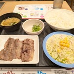 松屋 - 料理写真:牛焼肉定食 890円