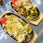 輪 - 太麺でイカと豚肉が美味しい焼きそば
