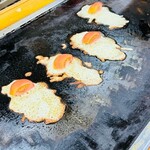 輪 - トマトをチーズで包んで焼いてます