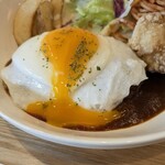 mizuna cafe & dining - ハンバーグの上の半熟卵がまた食欲をそそります