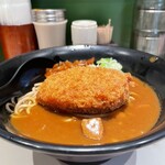 駅そば 濱そば - 料理写真:カレー蕎麦にコロッケトッピング。福神漬けとネギは付いてきます