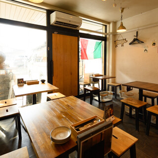 カジュアルモダンな店内でお食事を。デート・小規模宴会にも◎