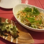 アジアンバル glow - 炙りマグロとアボガドの生春巻き、オリジナルサラダ