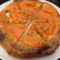 ウルフギャング・パック カフェ 愛知芸術文化センター店 - スモークサーモンピザ Sサイズ