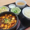 슌토우슈우리 - Aセット(税込900円)
                ①麻婆豆腐②野菜サラダ(千切り甘藍&千切り紫甘藍&萵苣&針人参)③刻み秋葵&賽の目切りベーコンの和え物④玉子入り中華スープ⑤白ご飯⑥杏仁豆腐
