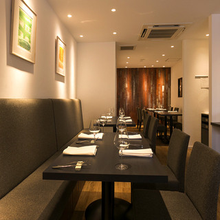 古材をリメイクした洗練されたデザインのシックな店内