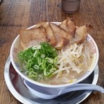 博多だるま - 炙りとろ肉チャーシュー麺ですボリューミーです