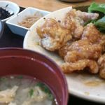 油林鶏、ヒジキの煮物、きんぴらごぼうのランチ