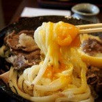 うどん上々 - 佐賀牛 肉温玉ぶっかけ（温玉をうどんと絡めて食べる）