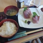 隆 - 本日の限定日替りランチ
「めじ鮪刺身 (400円)」、安い！