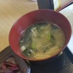 隆 - お味噌汁も、しっかりとワカメとエノキが入ってます