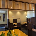 麦香 - 店内は静かで広くて綺麗