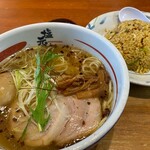 長浜塩元帥 - 塩ラーメン煮卵トッピングと炒飯。あっさり味の塩炒飯も選べる