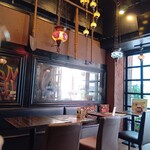 スパイス研究所MAD CHEFs - 店内はランプなどで飾られた店内（1階）