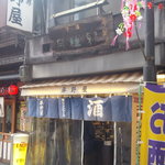 平野屋 - いつも混んでいる刺身が美味しい立ち飲み屋です！しらすと大根おろし１００円も値打ちがある♪