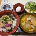 すき家 - 料理写真:とりそぼろ丼ととん汁みそラーメン