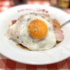スパゲッティーのパンチョ - ナポリタン（並）400g +王道セット（目玉焼き＆ベーコン）　目玉焼きがぷるぷる♡