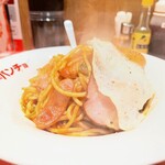 スパゲッティーのパンチョ - 横からの眺め。ソーセージもたくさん入ってます。