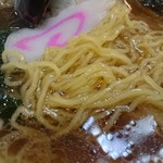 らーめん道 山くま屋 - めんアップ　普通の中華麺ですが固めで美味しいです