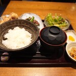 ここのつ - B定食：究極のレバにら半分と鶏のから揚げ三個