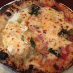 ピザ(クワトロフォルマッジとカルボナーラ)