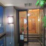 初音屋 - ビルの二階のお店です。