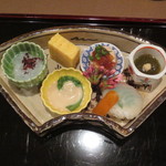 初音屋 - 八寸左奥からのれそれ（穴子の子供）、コゴミのゴマがけ、玉子、あん肝、からすみ、鯛の手まり寿司、もずく。なかなかきれいです。