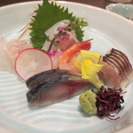 初音屋 - お造りです。左から鹿児島のハタ、静岡のサバ、勝浦のヒラメ、北海道の甘エビ、大分のカマスです。