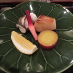 初音屋 - 焼物です。カマスとマナガツオ。サツマイモも添えられて。