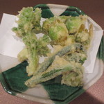 初音屋 - 追加で季節の野菜の天ぷらを。こごみ、ふきのとう、タラノメです。
