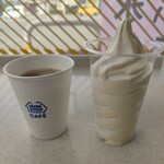 ミニストップ - ドリンク写真:特盛ソフト(高地栽培バナナミックス)、ホットコーヒーSサイズ(無料)