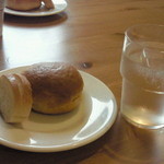 サニー フード カフェ アンド ミュージック - プレートランチのパン