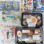 オーケー - 料理写真:シャウスライスエッグ丼、10品目の自家製つくね弁当、ほか