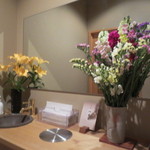 初音屋 - トイレの花もきれいです。