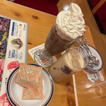 珈琲所コメダ珈琲店 - ドリンク写真:アイスココア(ホイップ変更) アイスミルクコーヒー
豆菓子2つ と 取り皿 スプーン フォーク2つずつ