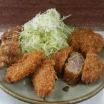 とんかつ美よし - 常連メニュー Ａ’（ｴｰﾀﾞｯｼｭ）定食　850円。Ａ定食の鳥カツをから揚げに変更。白身の魚、ヒレカツと唐揚げを食したい人に最適なメニューです（注文時には、Ａ定食の鳥カツをから揚げに変更とお願い方）