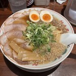 ラーメン 魁力屋 - 料理写真:背脂ラーメンの背脂多めに玉子乗せ
