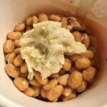 田丸屋 - 金印わさび漬を納豆に乗せて