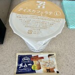 セブンイレブン - ドリンク写真:アイスカフェラテL、日本橋榮太樓の黒みつ