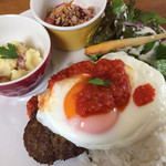 カナカロカ - オリジナルハンバーグとローズマリーご飯のロコモコ ドリンク付き 1380円