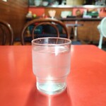 山田屋 - 女将さんが持って来てくれました。"おかわり"は厨房前のサーバーからセルフで。