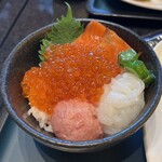 ホテルグレイスリー - 料理写真:朝から豪華にイクラ(鱒)盛り盛りの海鮮丼！(*ﾟ∀ﾟ*)がいただけます♪