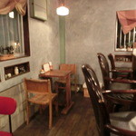 Zakka To Kohi Mame Kido - テーブル席とカウンター席。