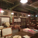 Zakka To Kohi Mame Kido - 店内、入口から見て左側が喫茶コーナーで右側が雑貨コーナー。