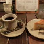 雑貨と珈琲　まめきど - 珈琲とリンゴケーキ。深煎りのコーヒーは大人なお味。