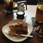 高品質珈琲と名曲 私の隠れ家 - プレートにつくケーキと飲み物